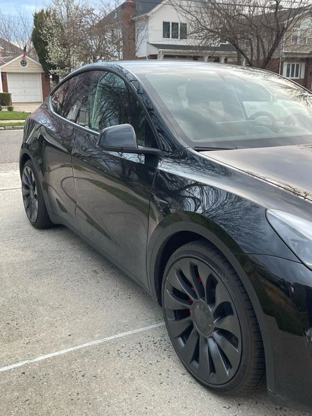 Tesla Model Y Performance - Schwarz 2023 - Electric Runner